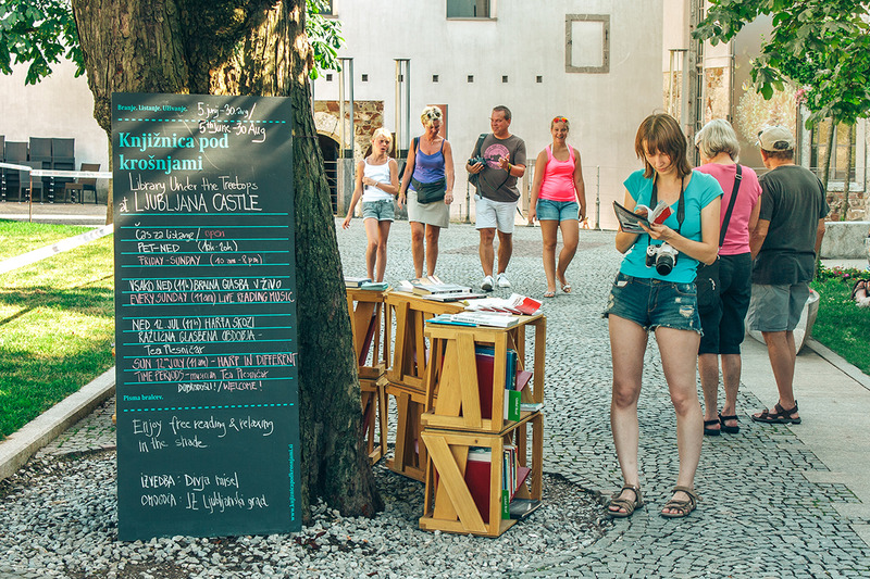 Knjižnica pod krošnjami na Ljubljanskem gradu