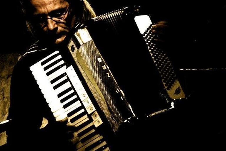 Bratko Bibič - Gostovanja: Hommage a cliche - prestavljeno na 27. oktober Bratko Bibič - Gostovanja: Hommage a cliche - prestavljeno na 27. oktober